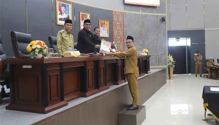 DPRD Kota Padang bersama Pemko Sepakati Pencabutan Perda Keuangan Kepala Daerah 2003 2 DPRD Kota Padang bersama Pemko Sepakati Pencabutan Perda Keuangan Kepala Daerah 2003