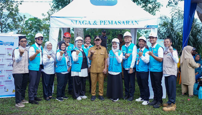 Bupati Solok, Jon Firman Pandu dalam peresmian dan penyalaan listrik Program Bantuan Pasang Baru Listrik di Nagari Kacang