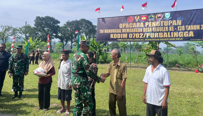 Warga Desa Krangean terima bantuan beras dan bibit ikan lele di penutupan TMMD ke-128