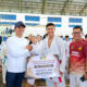 Bupati Jon Firman Pandu serahkan penghargaan prestasi sebesar Rp2 juta kepada atlet karate FORKI Kabupaten Solok, Farhan Al-Amin, atas keberhasilannya meraih Juara I pada Kejuaraan Nasional Piala Ketua Umum PB FORKI Tahun 2026 yang digelar di Bandung