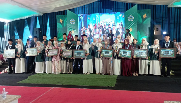 Pelepasan Wisuda Yayasan Shirothul Fuqoha’, Wakil Bupati Malang Tekankan Pentingnya Akhlak dan Tradisi Pesantren 2 Wisuda Yayasan Shirothul Fuqoha’, Desa Sepanjang, Kecamatan Gondanglegi, Kabupaten Malang