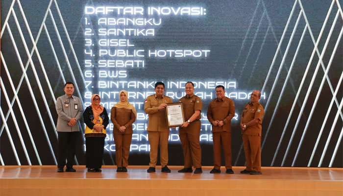 Bupati Bintan, Roby Kurniawan serahkan penghargaan dalam Anugerah Galanova Award 2026