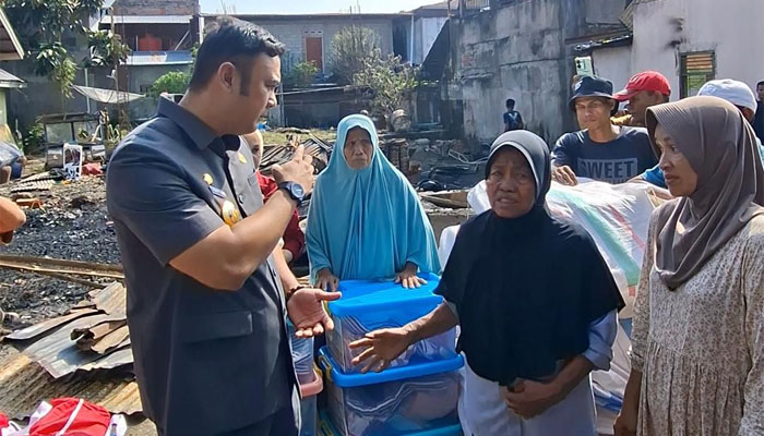 Bupati Sijunjung, Benny Dwifa Yuswir meninjau lokasi kebakaran di Jorong Tapi Balai Nagari Padang Sibusuk