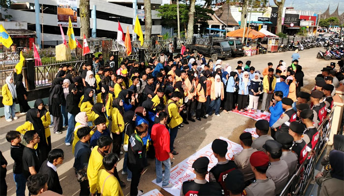 Aliansi Mahasiswa Gelar Aksi Damai di Depan Kantor DPRD Bukittinggi, Ini Tuntutan Mereka