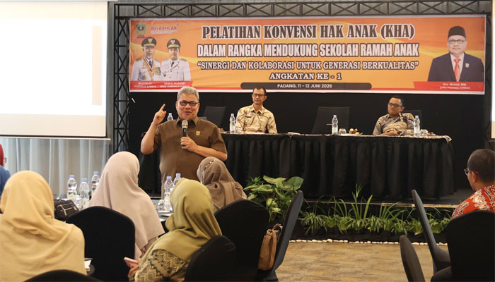 Ketua DPRD Sumbar, Muhidi saat menghadiri Pelatihan Konvensi Hak Anak (KHA)