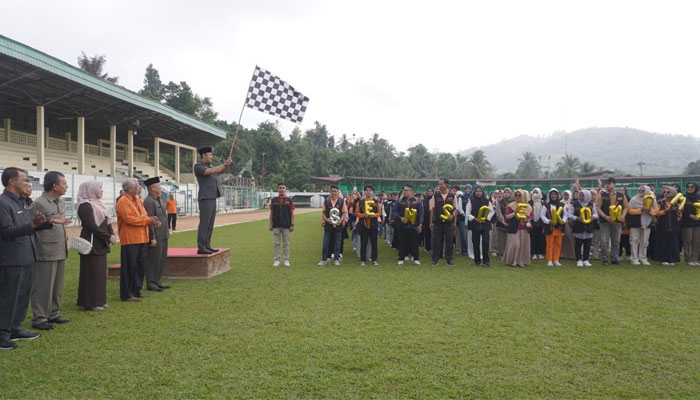 Bupati Sijunjung, Benny Dwifa Yuswir melepas petugas lapangan Sensus Ekonomi 2026